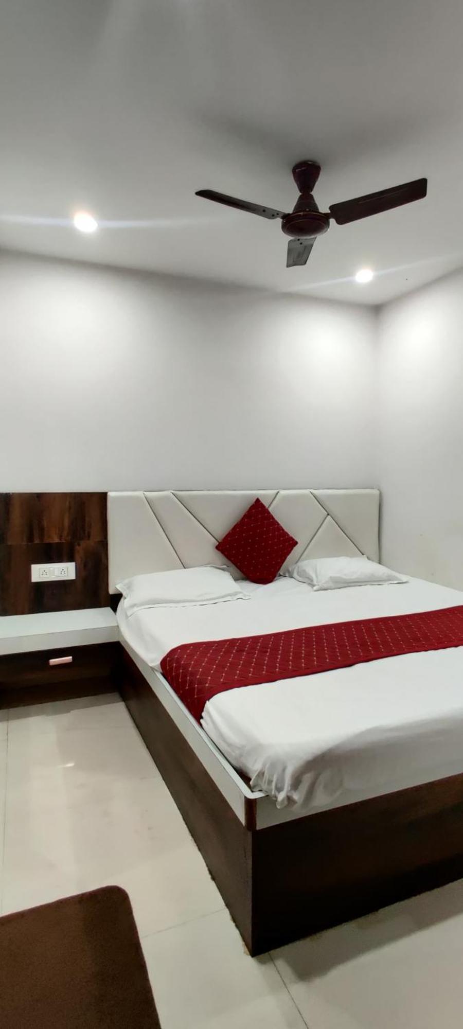 Cable Car Hotel Varanasi Bagian luar foto